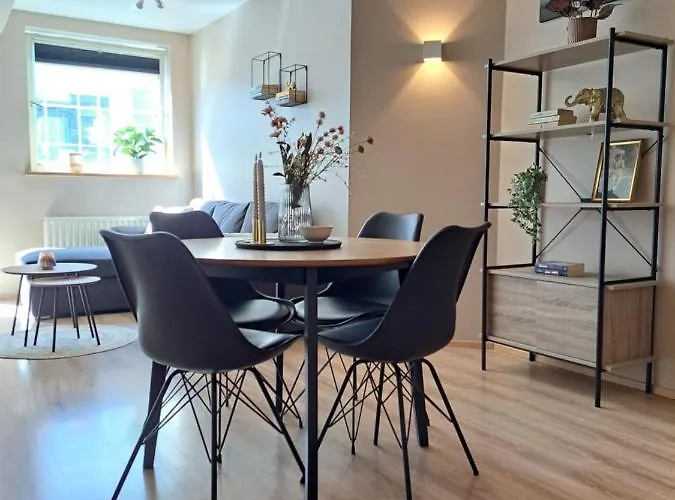 H3 Apartment - Cozy Downtown Apartment